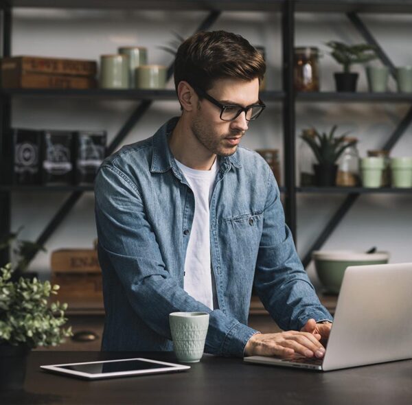 A Unique Analog-Hybrid Monophonic Synthesizer